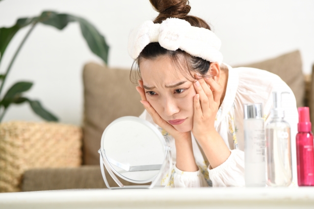 肌の悩みを抱える女性